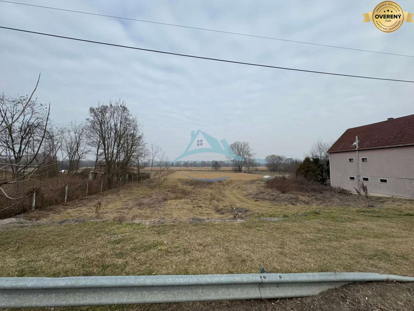 Rovinatý stavebný pozemok 850 m² v obci Hont s IS na hranici – fotografia 5