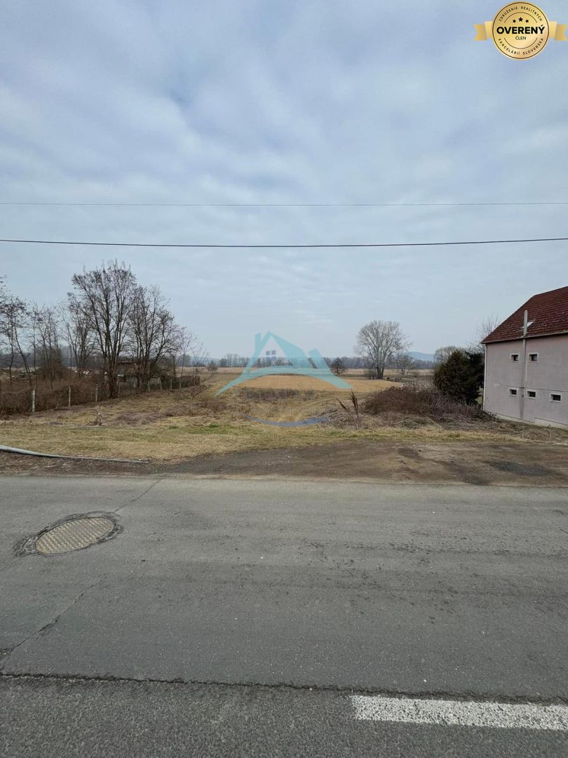Rovinatý stavebný pozemok 850 m² v obci Hont s IS na hranici – fotografia 6