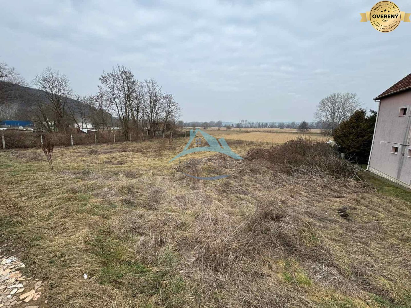 Rovinatý stavebný pozemok 850 m² v obci Hont s IS na hranici – fotografia 7