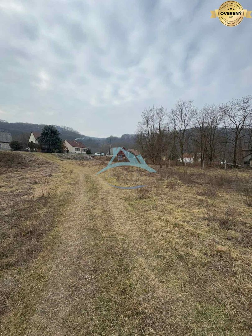 Rovinatý stavebný pozemok 850 m² v obci Hont s IS na hranici – fotografia 8
