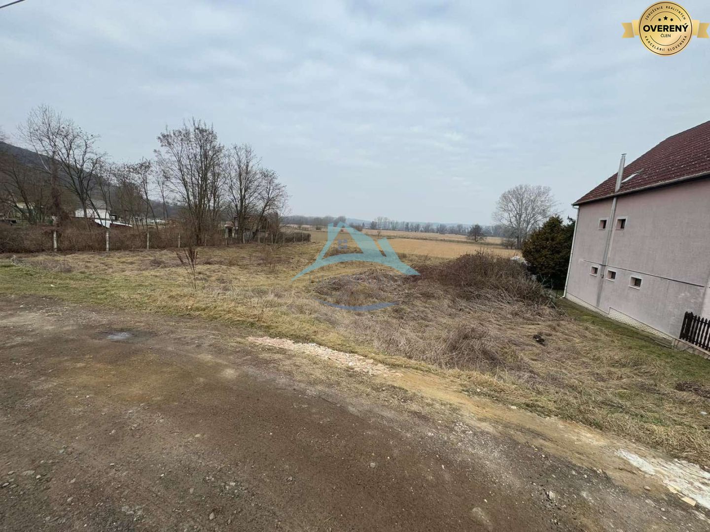 Rovinatý stavebný pozemok 850 m² v obci Hont s IS na hranici – fotografia 9
