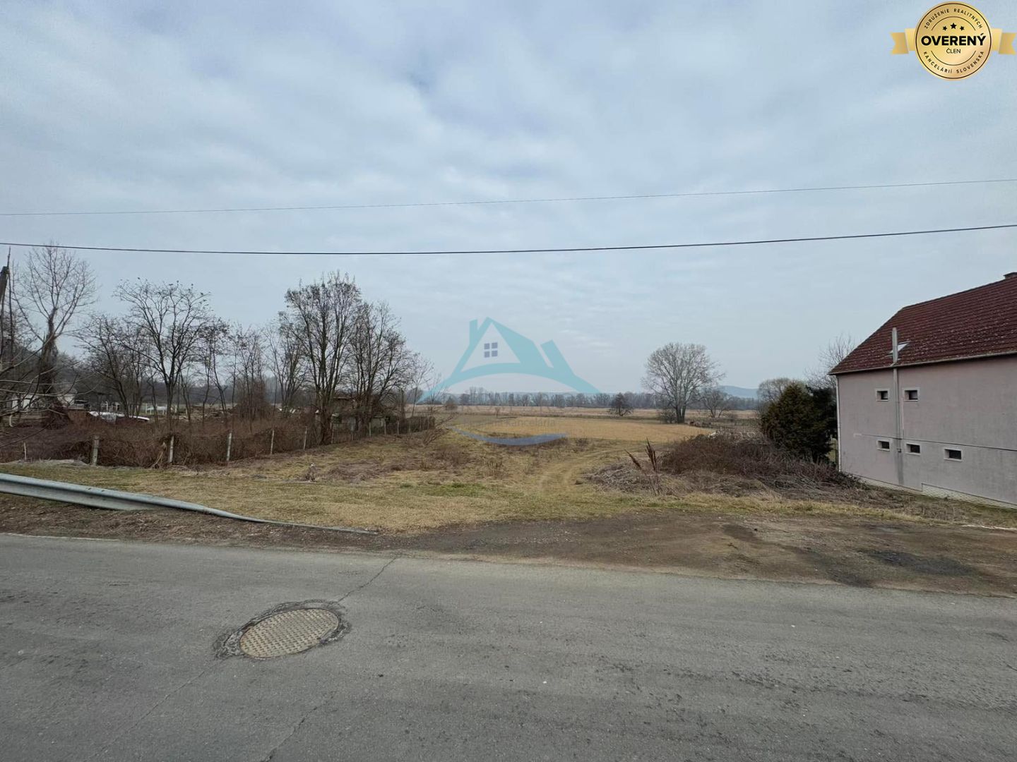 Rovinatý stavebný pozemok 850 m² v obci Hont s IS na hranici – fotografia 10