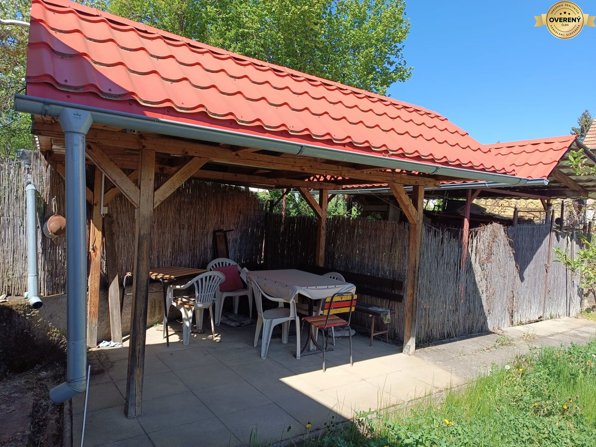Na predaj veľká dvojgaráž v Pukanci s pozemkom a altánkom – fotografia 2