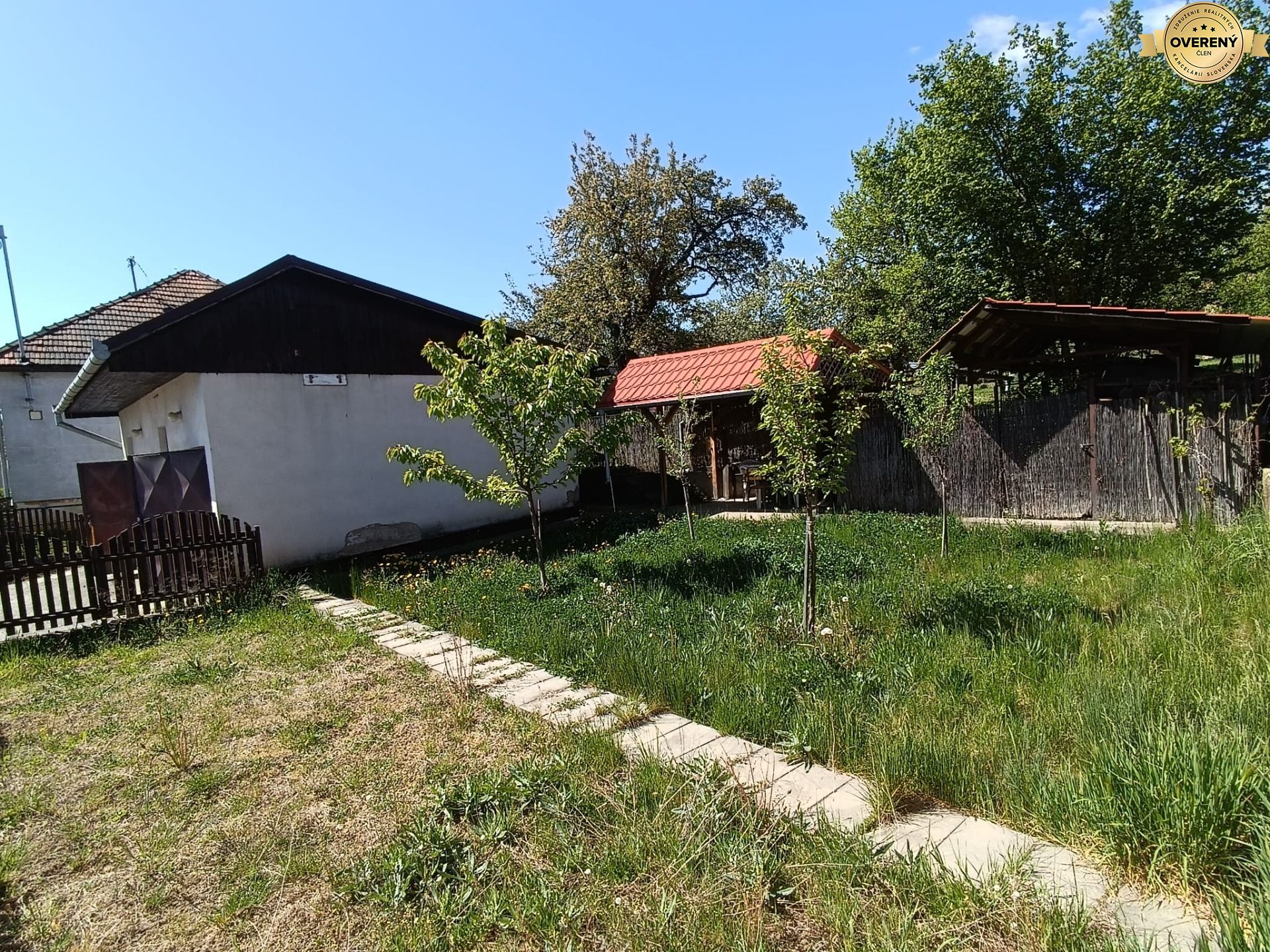 Na predaj veľká dvojgaráž v Pukanci s pozemkom a altánkom – fotografia 6