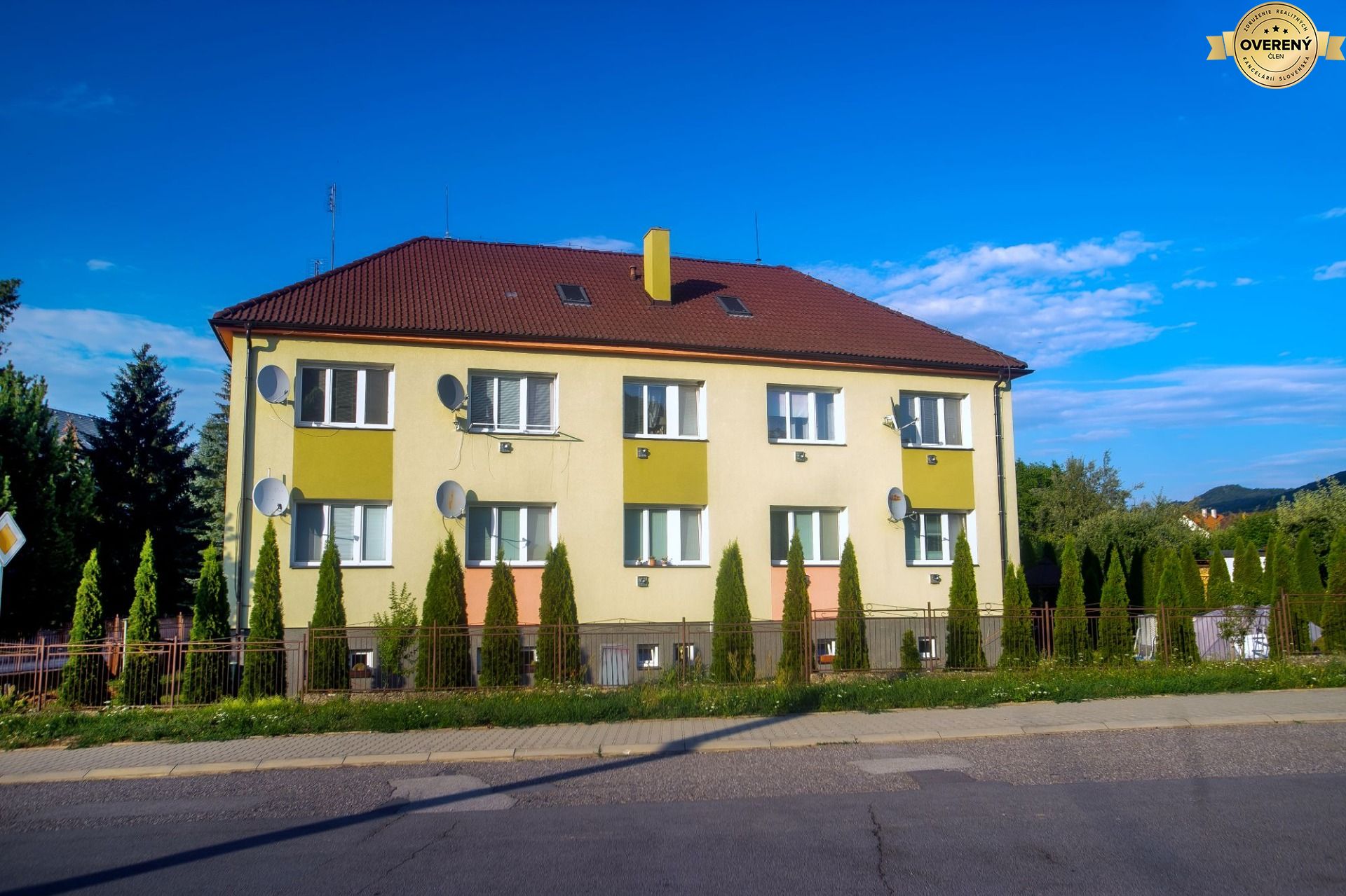 Na predaj 2-izbový byt v 6 – bytovom dome a vlastným pozemkom – fotografia 1