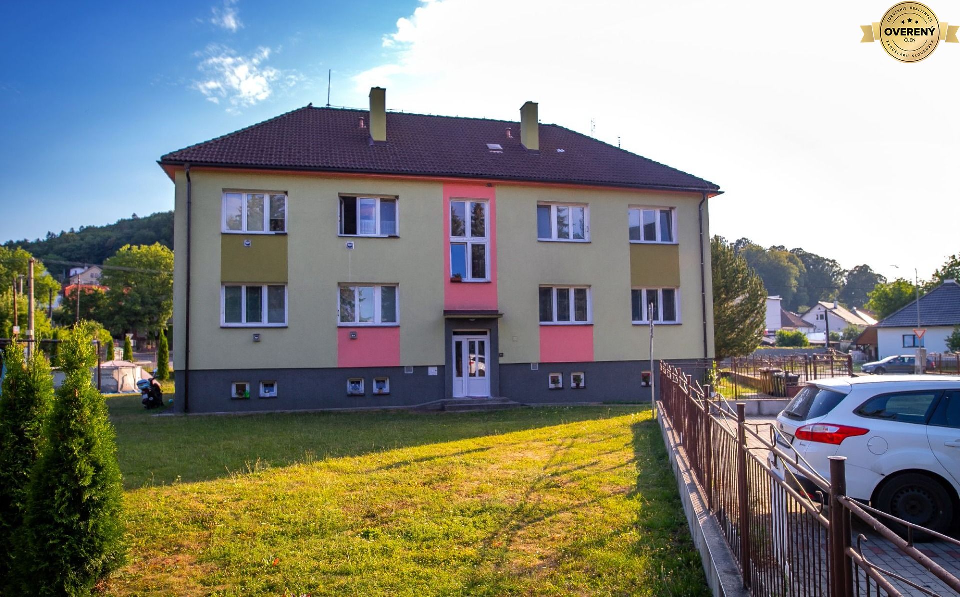 Na predaj 2-izbový byt v 6 – bytovom dome a vlastným pozemkom – fotografia 3