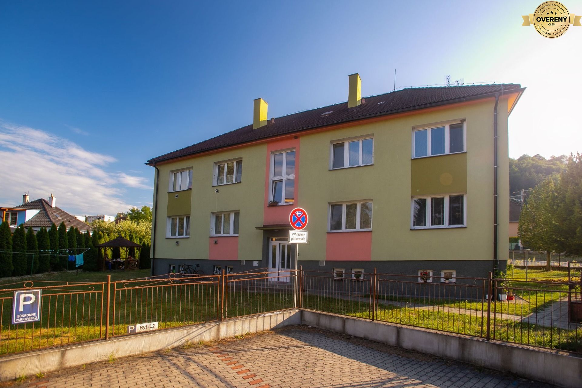 Na predaj 2-izbový byt v 6 – bytovom dome a vlastným pozemkom – fotografia 4