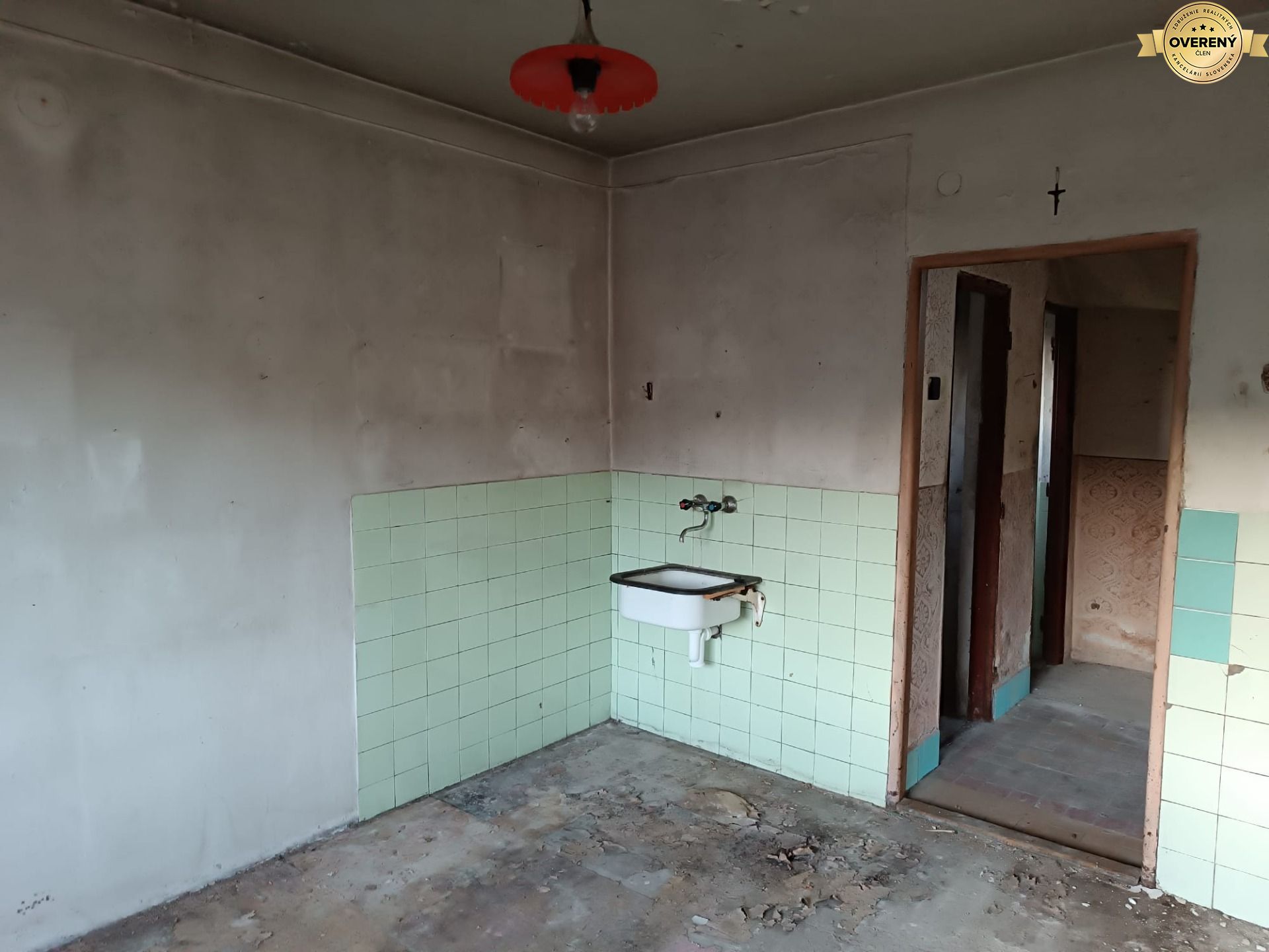 Rodinný dom na rekonštrukciu blízko centra mesta – Nová Baňa – fotografia 3