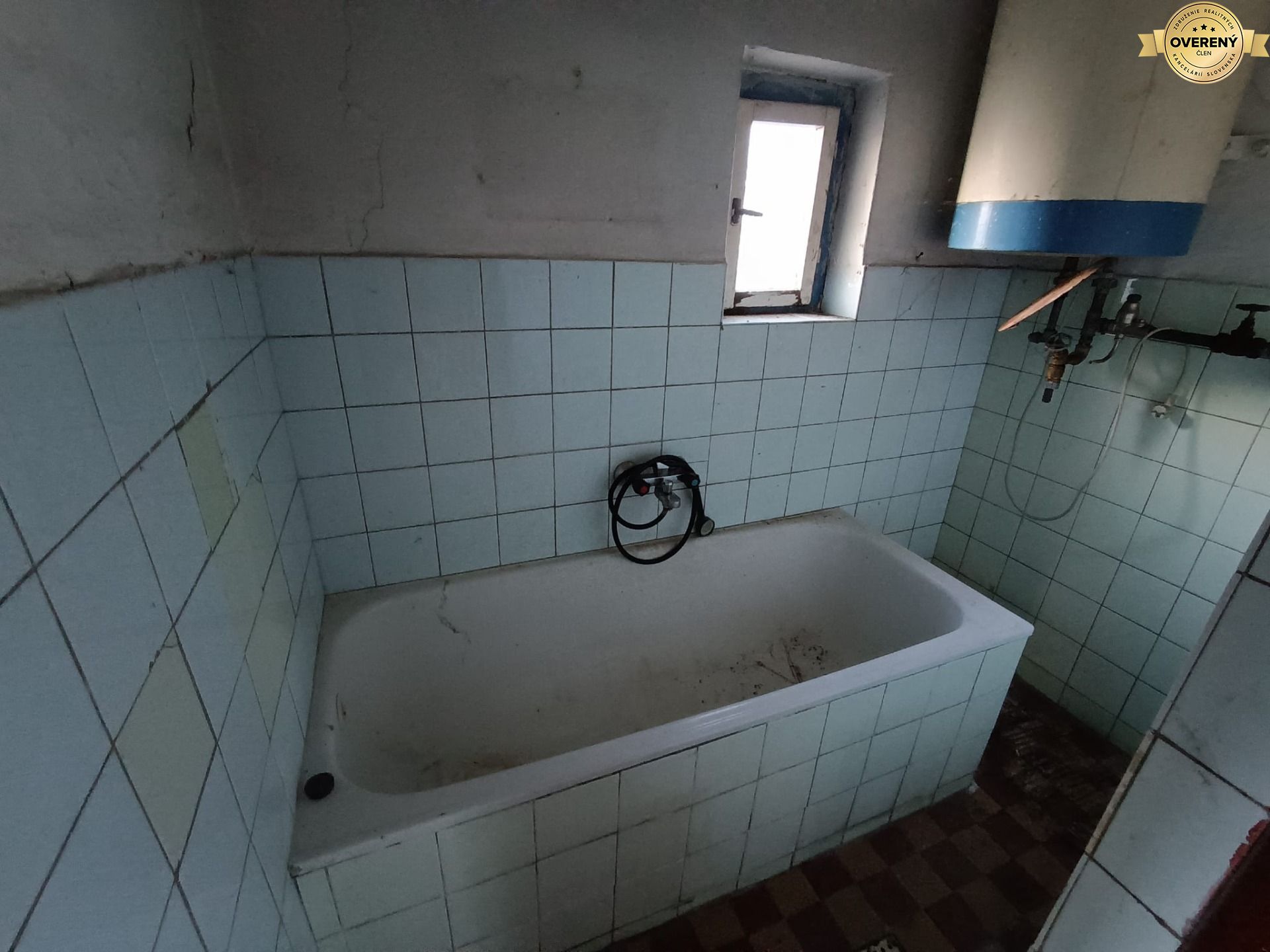 Rodinný dom na rekonštrukciu blízko centra mesta – Nová Baňa – fotografia 9