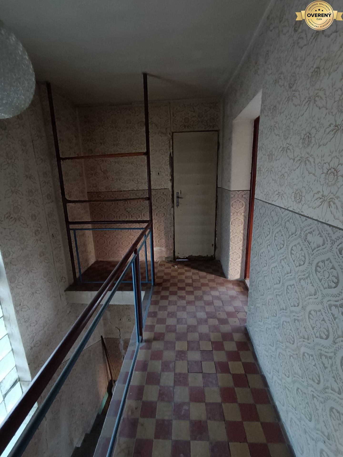 Rodinný dom na rekonštrukciu blízko centra mesta – Nová Baňa – fotografia 10