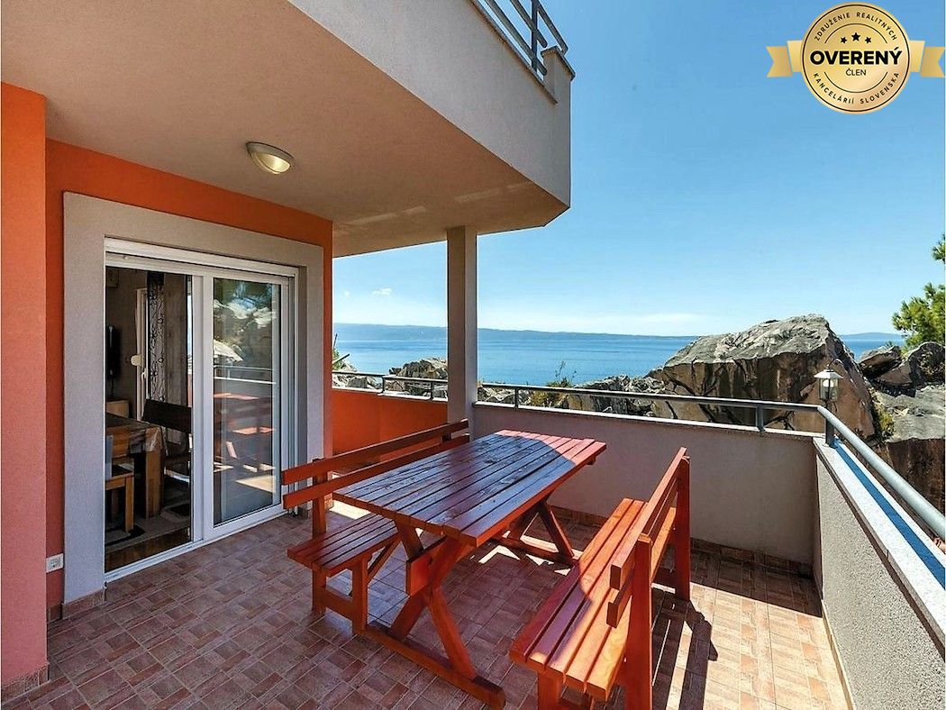 APARTMÁNOVÁ VILA S BAZÉNOM A VÝHĽADOM NA MORE – fotografia 1