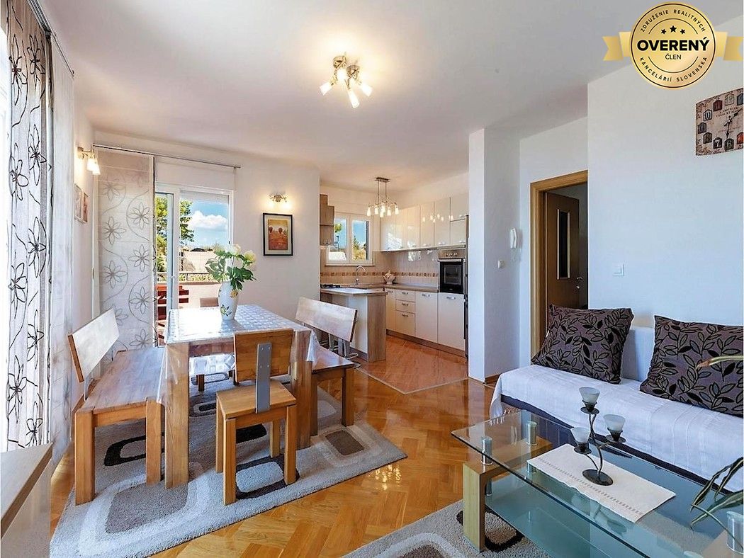 APARTMÁNOVÁ VILA S BAZÉNOM A VÝHĽADOM NA MORE – fotografia 9