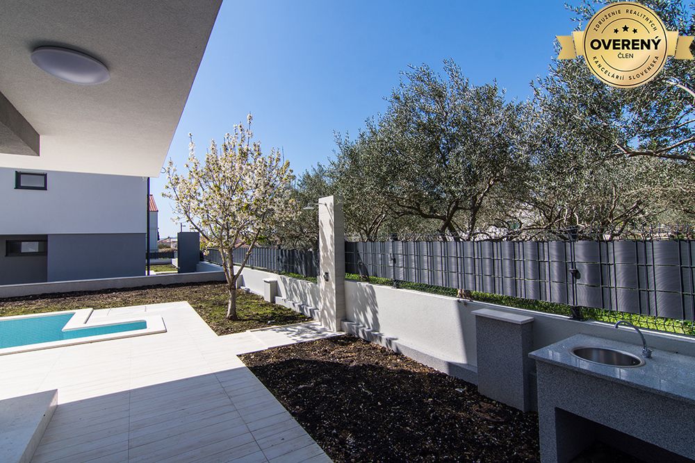 MODERNÍ LUXUSNÍ VILA 350 M OD MOŘE, KAŠTEL KAMBELOVAC – fotografia 2