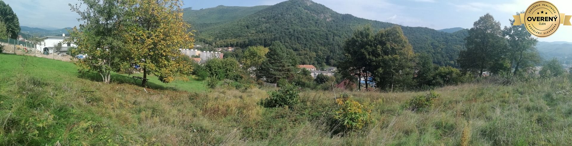 Stavebný pozemok Nová Baňa s výhľadom na mesto – fotografia 1