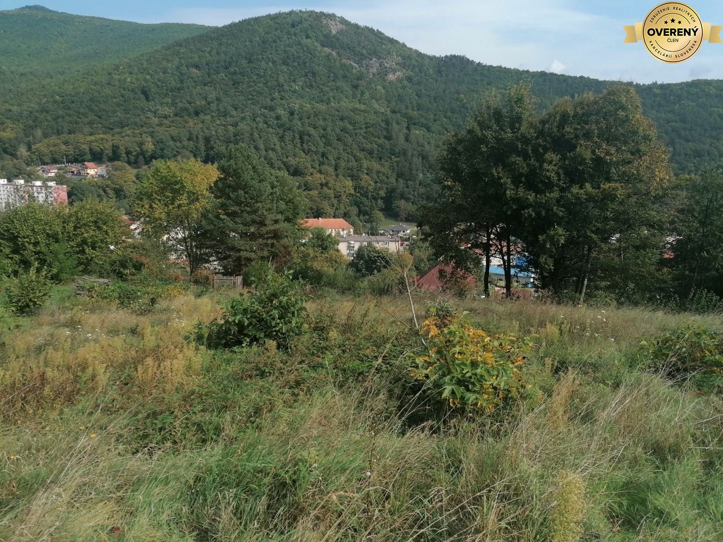 Stavebný pozemok Nová Baňa s výhľadom na mesto – fotografia 3