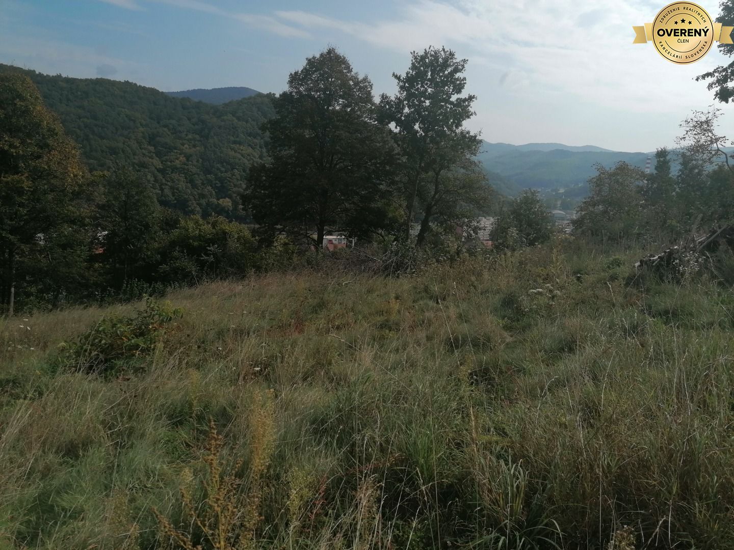 Stavebný pozemok Nová Baňa s výhľadom na mesto – fotografia 4
