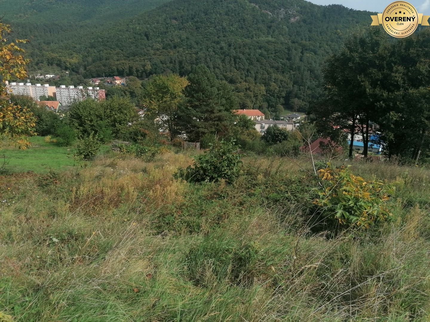 Stavebný pozemok Nová Baňa s výhľadom na mesto – fotografia 5