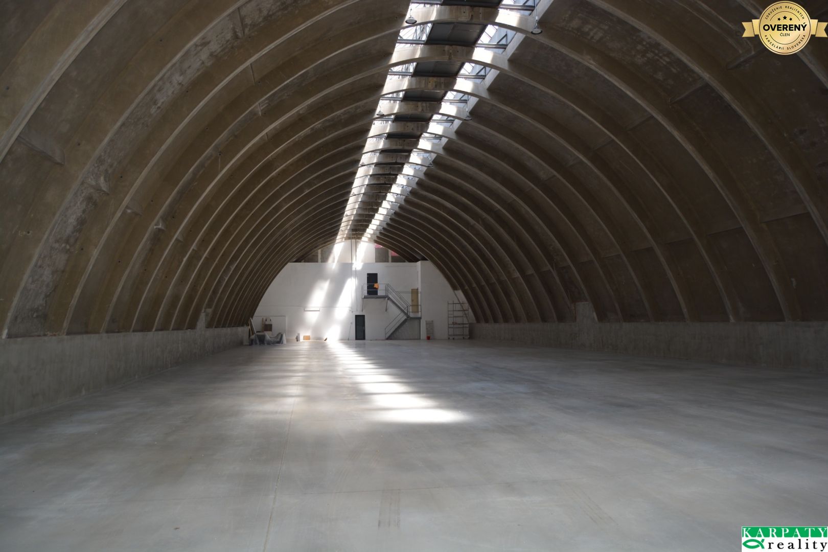 Prenájom haly s pevnou parabolickou konštrukciou, 1000 m2, Hlohovec! – fotografia 1