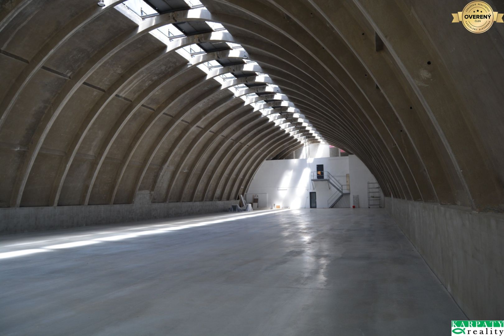 Prenájom haly s pevnou parabolickou konštrukciou, 1000 m2, Hlohovec! – fotografia 2
