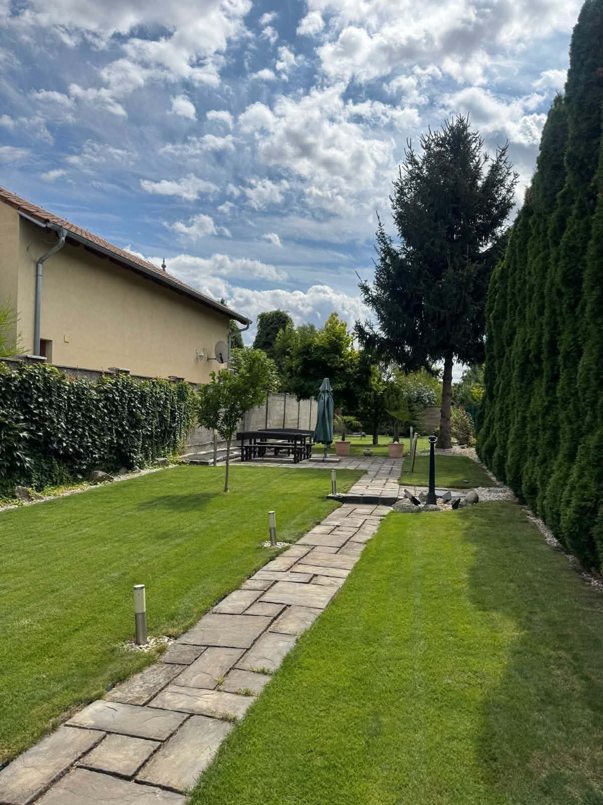 PREDAJ - záhrada s murovanou chatou s výhľadom na Dunaj na Alžbetinom ostrove v Komárne – fotografia 5