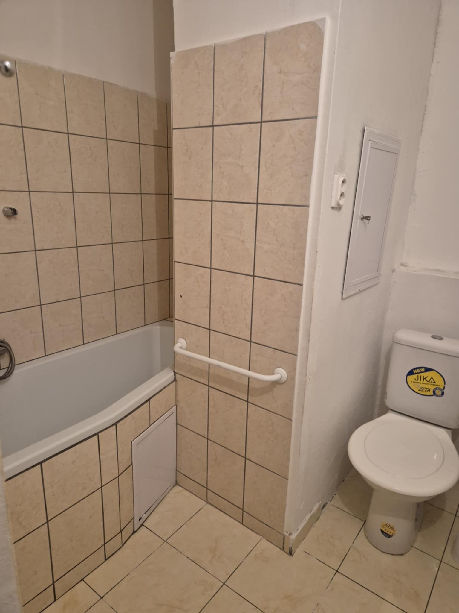 PREDAJ - čiastočne prerobená garsónka s balkónom na Eotvosovej ulici v Komárne – fotografia 2