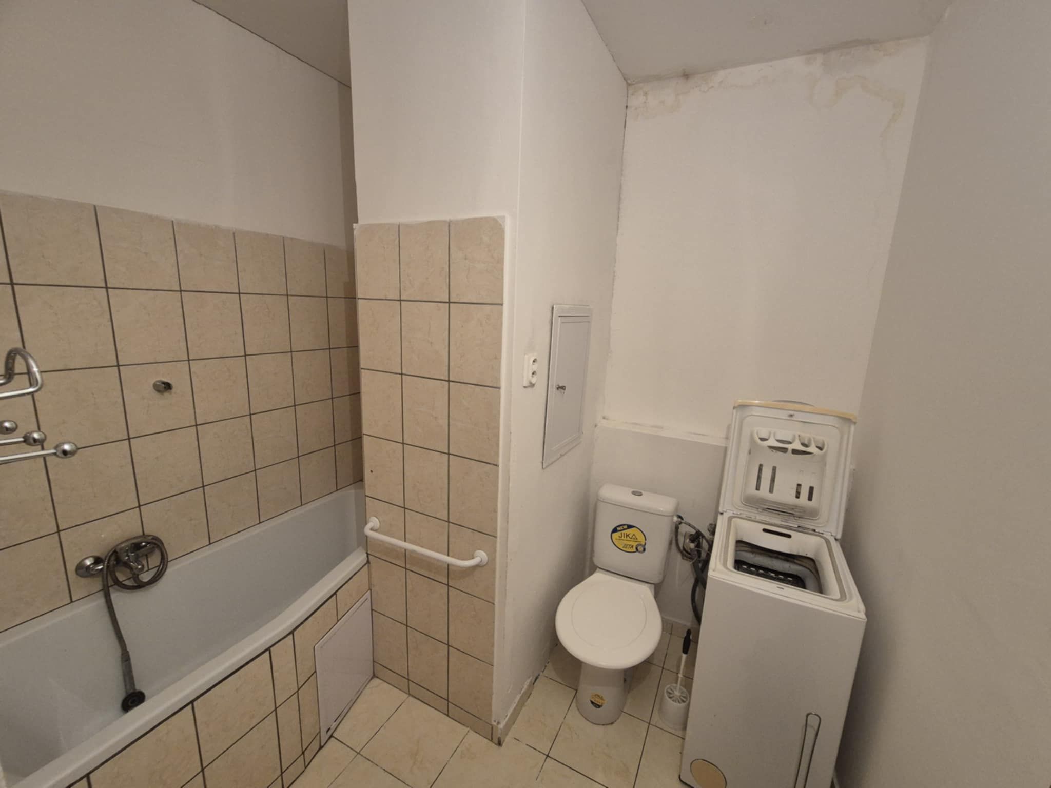 PREDAJ - čiastočne prerobená garsónka s balkónom na Eotvosovej ulici v Komárne – fotografia 3