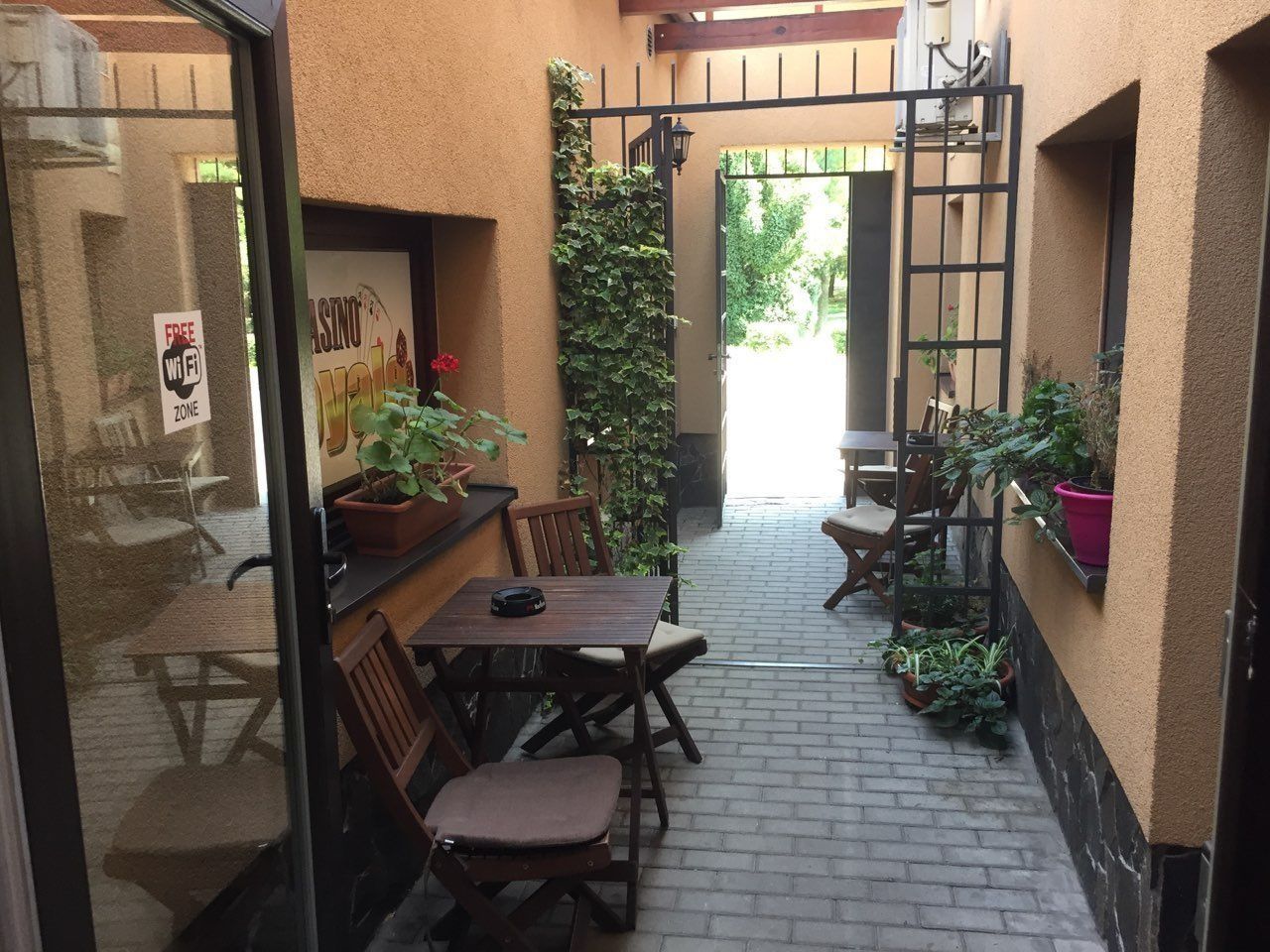PREDAJ/ VÝMENA - POLYFUNKČNÝ DOM V CENTRE KOMÁRNA - POHOSTINSTVO / PUB, FITNESS CENTRUM, KADERNÍCTVO, MANIKÚRA-PEDIKÚRA, KOZMETIKA, MASÉRSKY SALÓN! – fotografia 4