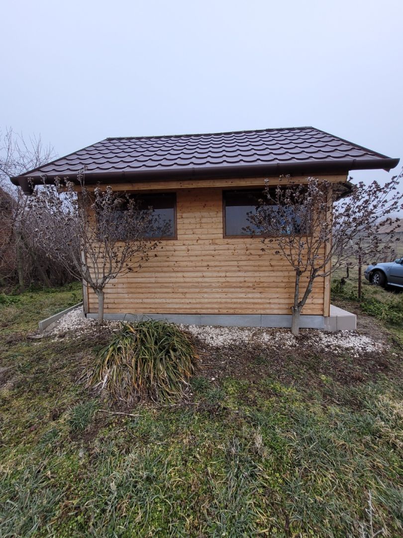 Predáme chatku s elektrinou, pekným pozemkom a viničom. – fotografia 1
