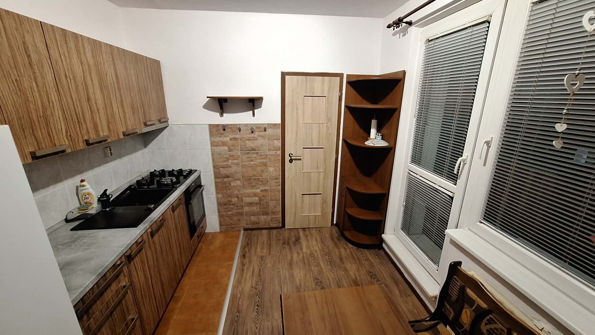 EXKLUZÍVNY PREDAJ - Čiastočne prerobený 3 izbový byt s loggiou na Českej ul. v Komárne VII. sídlisko DOHODA MOŽNÁ! – fotografia 2