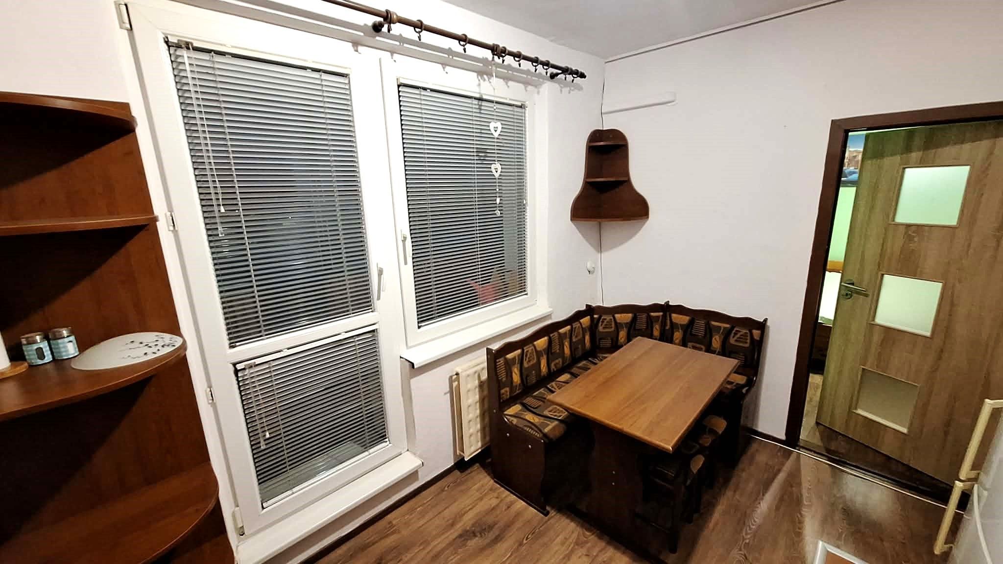 EXKLUZÍVNY PREDAJ - Čiastočne prerobený 3 izbový byt s loggiou na Českej ul. v Komárne VII. sídlisko DOHODA MOŽNÁ! – fotografia 3