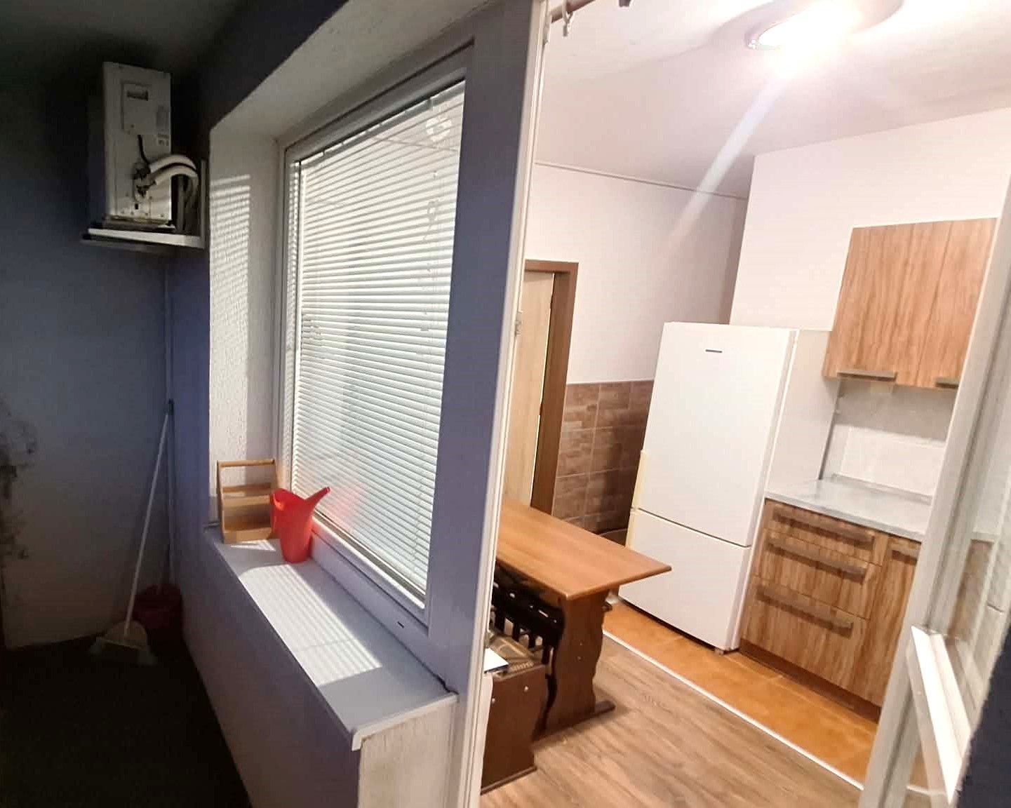 EXKLUZÍVNY PREDAJ - Čiastočne prerobený 3 izbový byt s loggiou na Českej ul. v Komárne VII. sídlisko DOHODA MOŽNÁ! – fotografia 4