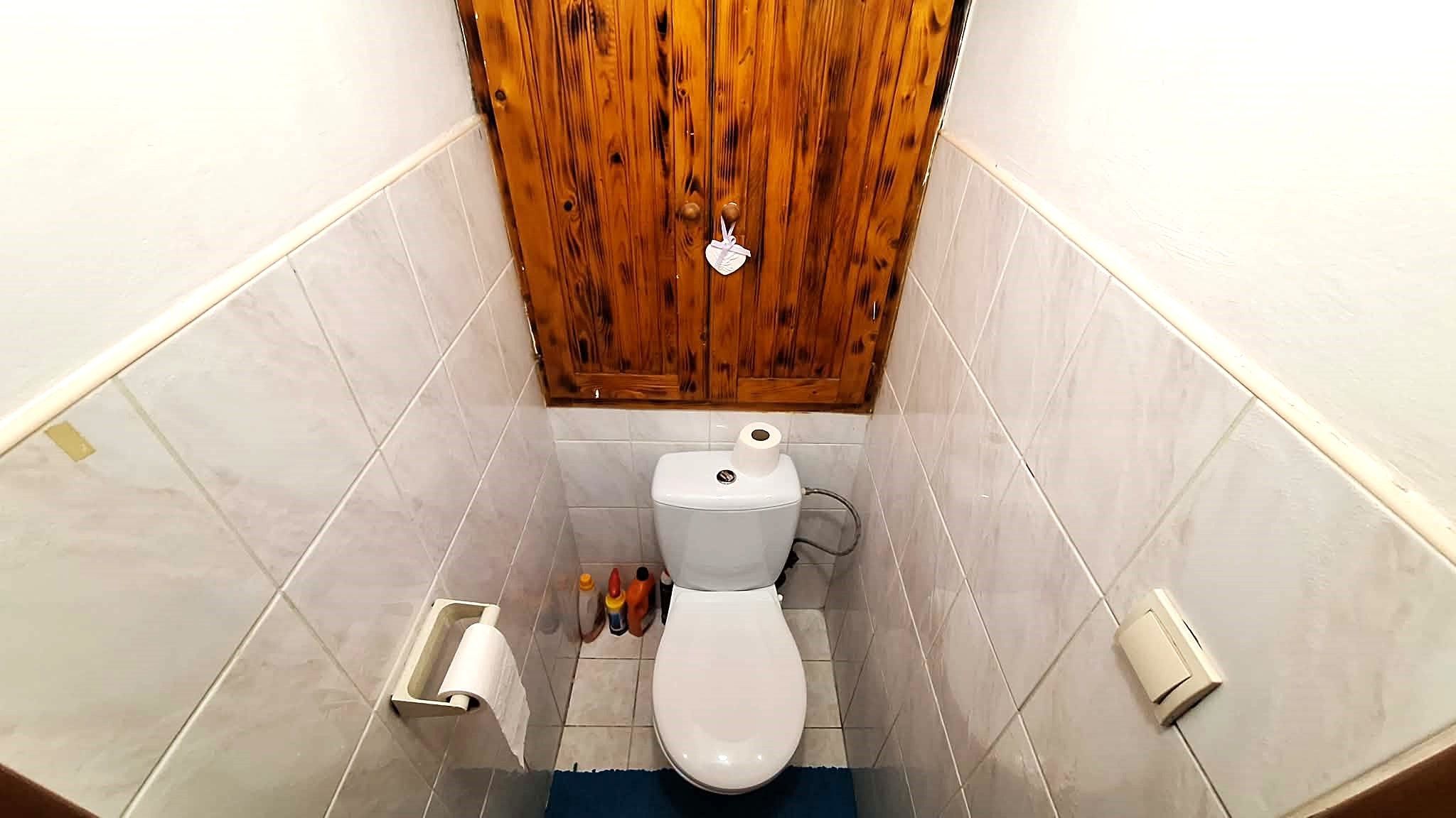 EXKLUZÍVNY PREDAJ - Čiastočne prerobený 3 izbový byt s loggiou na Českej ul. v Komárne VII. sídlisko DOHODA MOŽNÁ! – fotografia 7