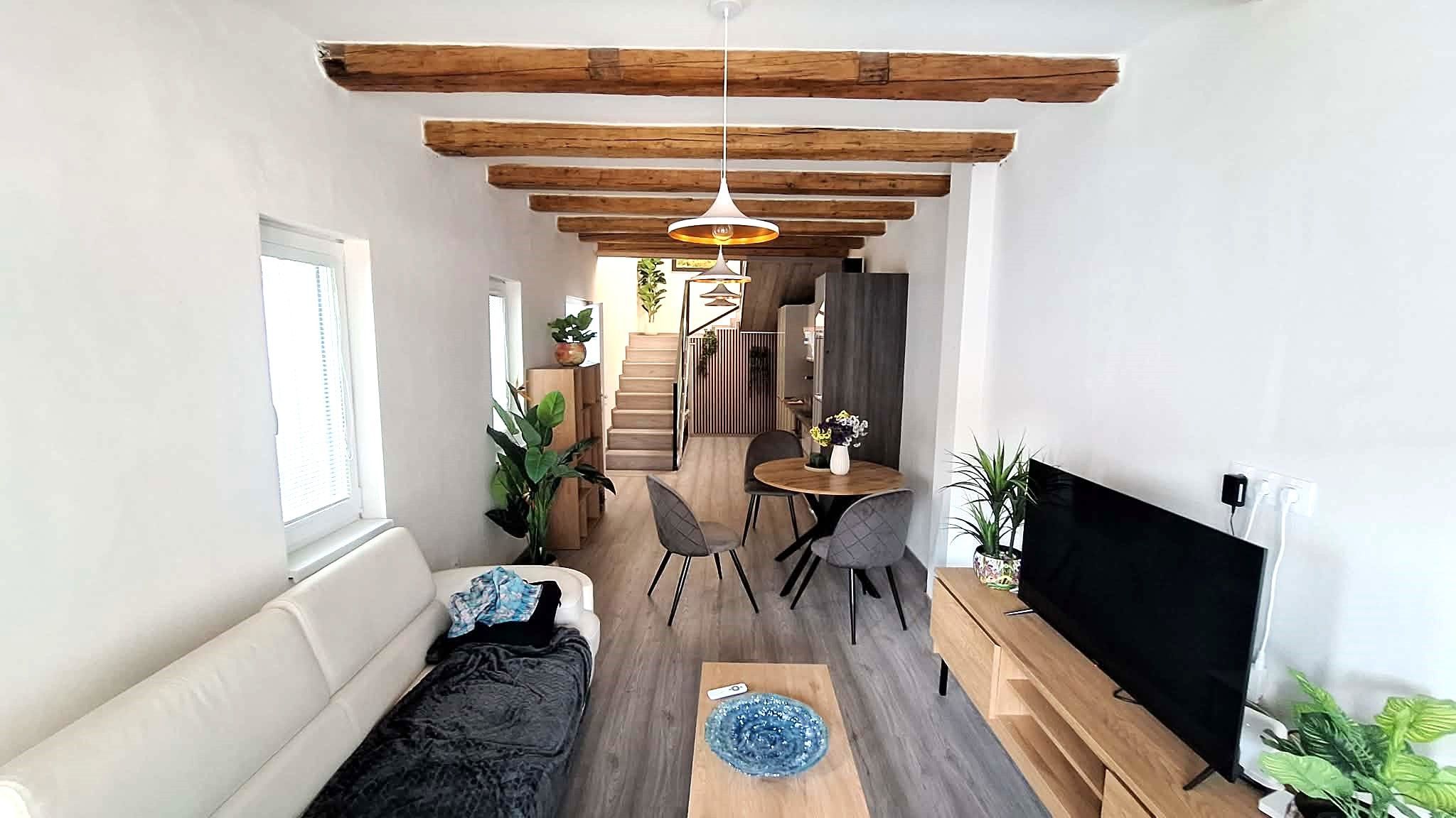 PREDAJ - Kompletne prerobený 4 izbový rodinný dom v CENTRE Komárna pamiatková zóna VÝHODNÁ KÚPA! – fotografia 3