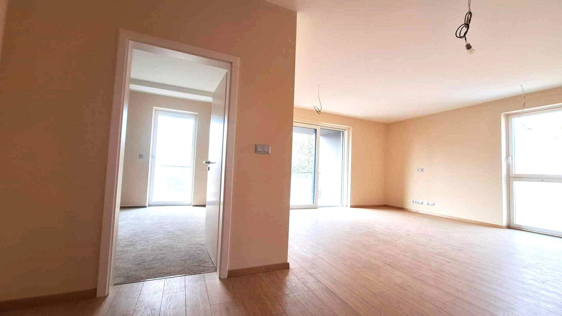 PREDAJ - veľký 4 izbový byt s vlastným kúrením s 2 terasami v centre Komárna DOHODA MOŽNÁ! – fotografia 4