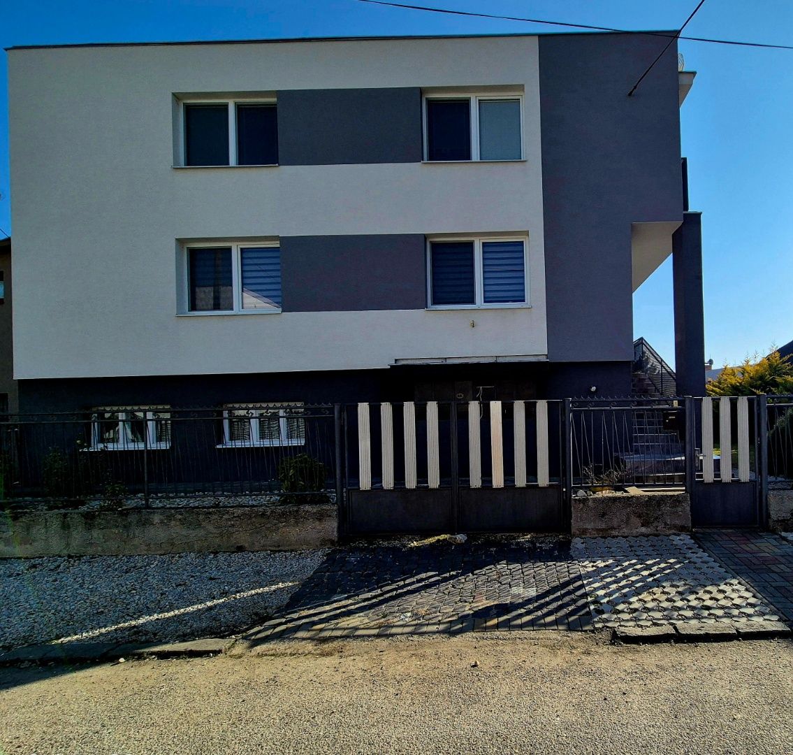 /Exkluzívne iba u Nás/Predaj 7-izb.RD po kompletnej rekonštrukcii v Šuranoch. – fotografia 1