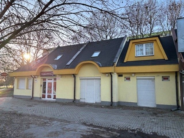 Na podnikateľské účely - Na predaj tri stavby v radovej zástavbe na Nábrežnej ulici v Nových Zámkoch. – fotografia 1