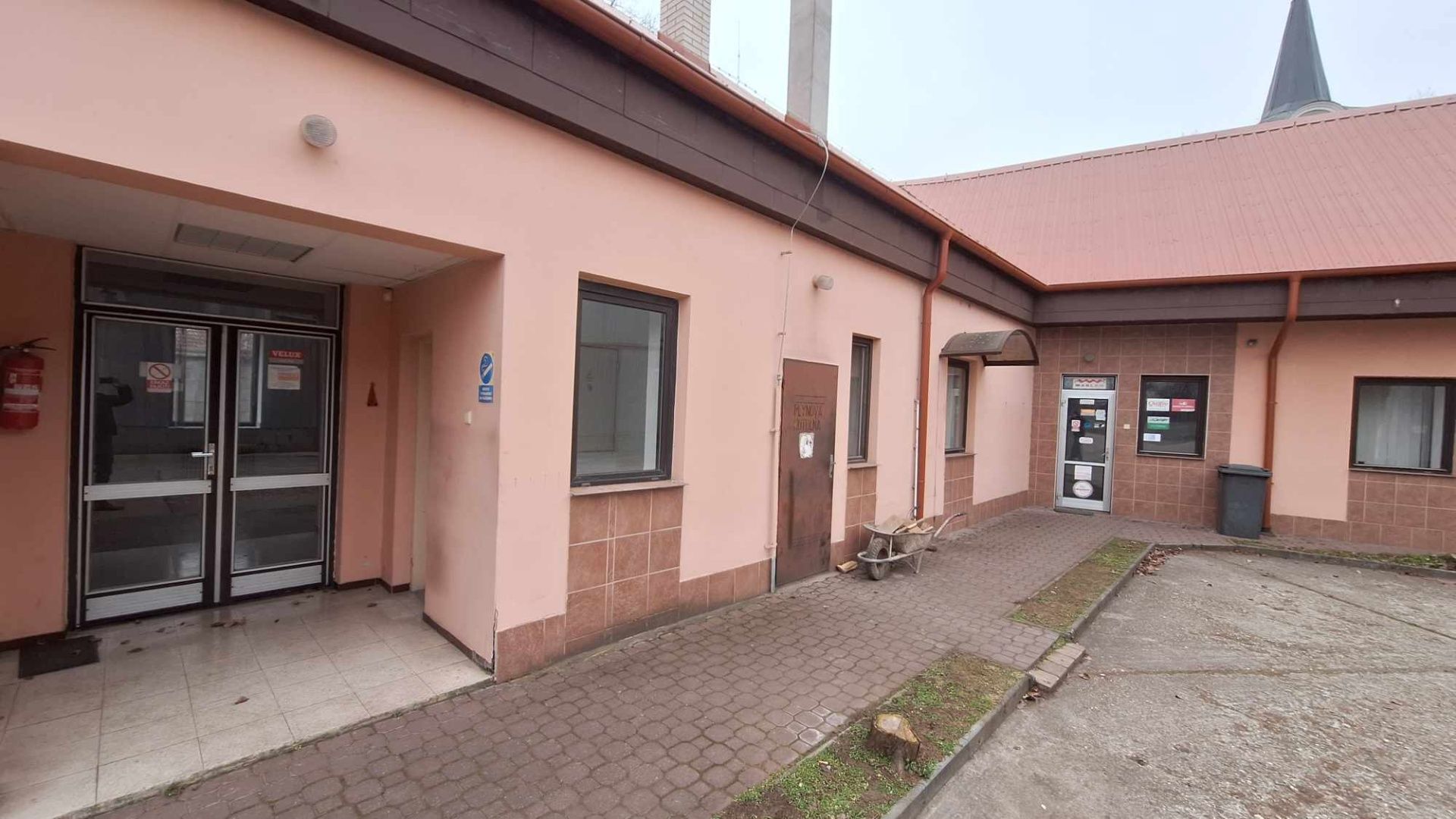 NA PRENÁJOM VÁM PONÚKAM PRIEMYSELNÝ AREÁL S ADMINISTRATÍVNOU BUDOVOU, SKLADOVÝMI PRIESTORMI – fotografia 1