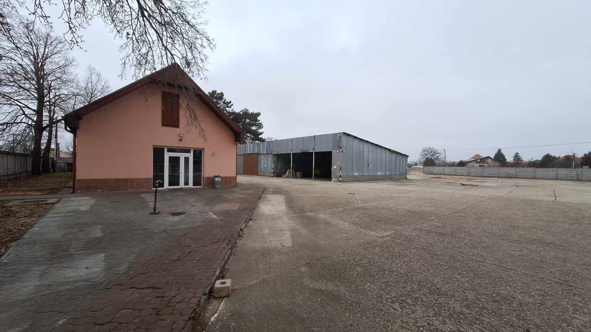 NA PRENÁJOM VÁM PONÚKAM PRIEMYSELNÝ AREÁL S ADMINISTRATÍVNOU BUDOVOU, SKLADOVÝMI PRIESTORMI – fotografia 4