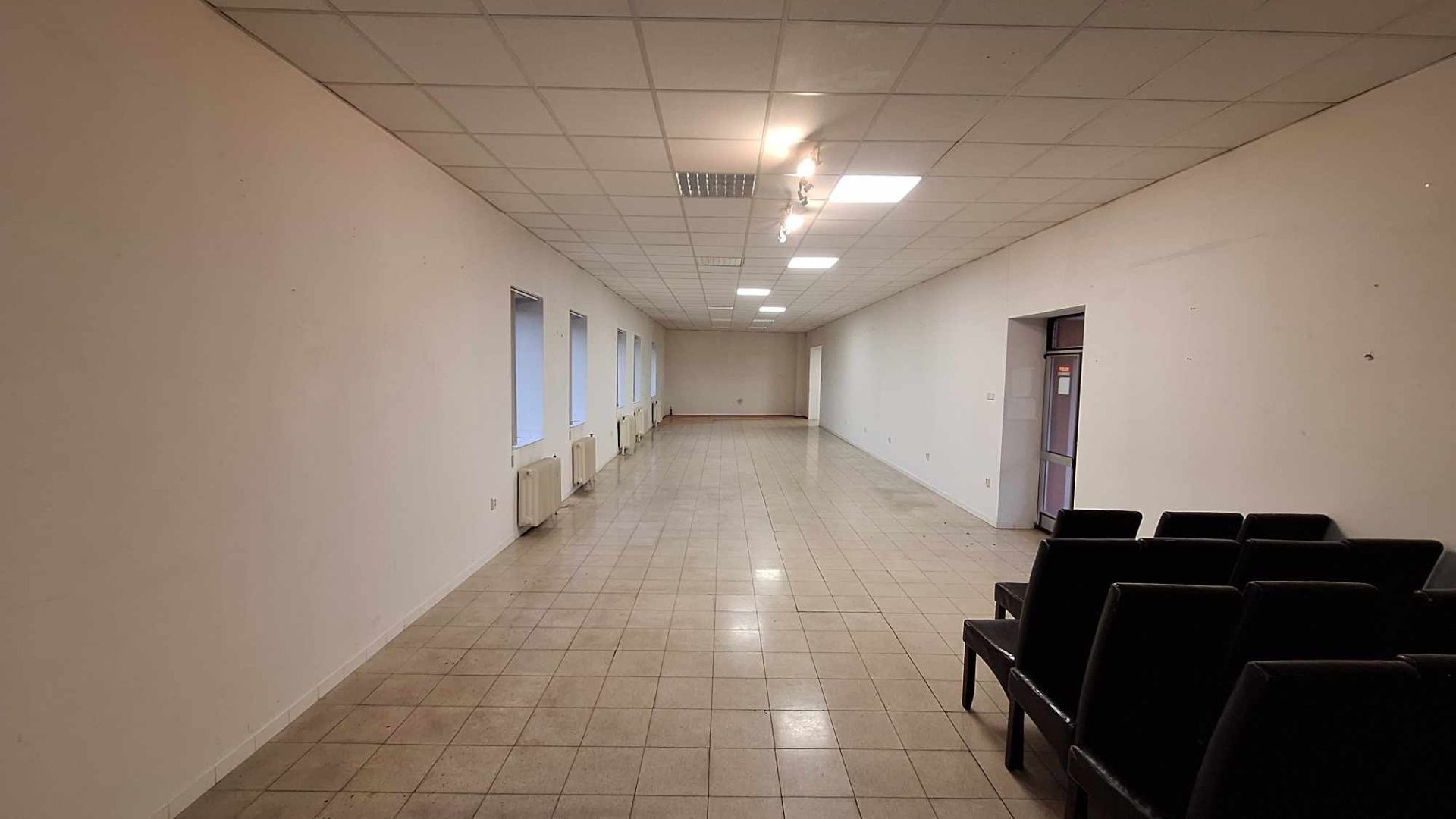 NA PRENÁJOM VÁM PONÚKAM PRIEMYSELNÝ AREÁL S ADMINISTRATÍVNOU BUDOVOU, SKLADOVÝMI PRIESTORMI – fotografia 9