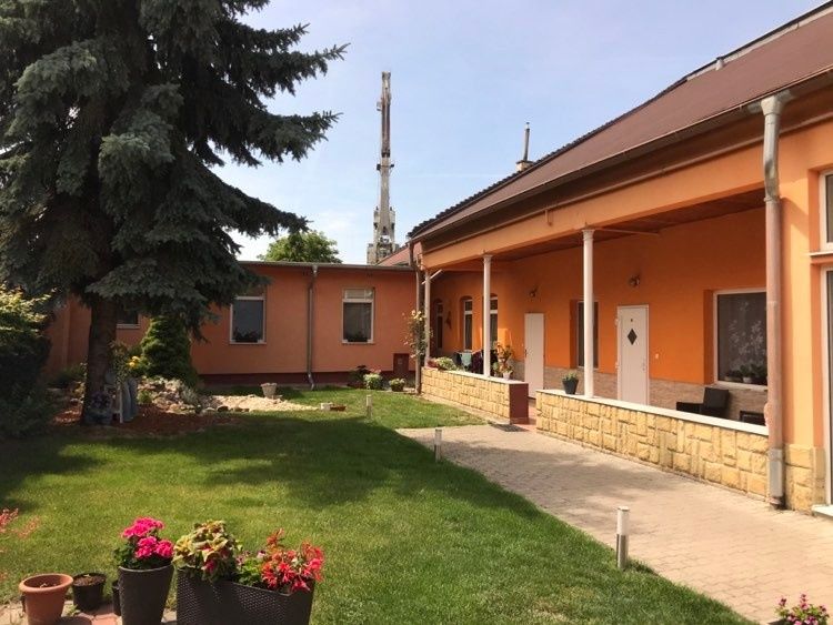 Predaj - 8 izbový rodinný dom pre viacčlennú rodinu vhodný aj pre podnikanie v Komárne – fotografia 1