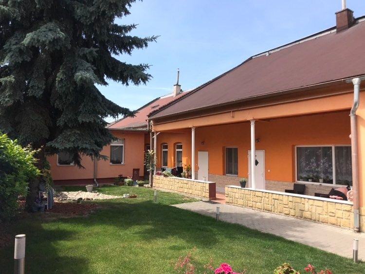Predaj - 8 izbový rodinný dom pre viacčlennú rodinu vhodný aj pre podnikanie v Komárne – fotografia 2
