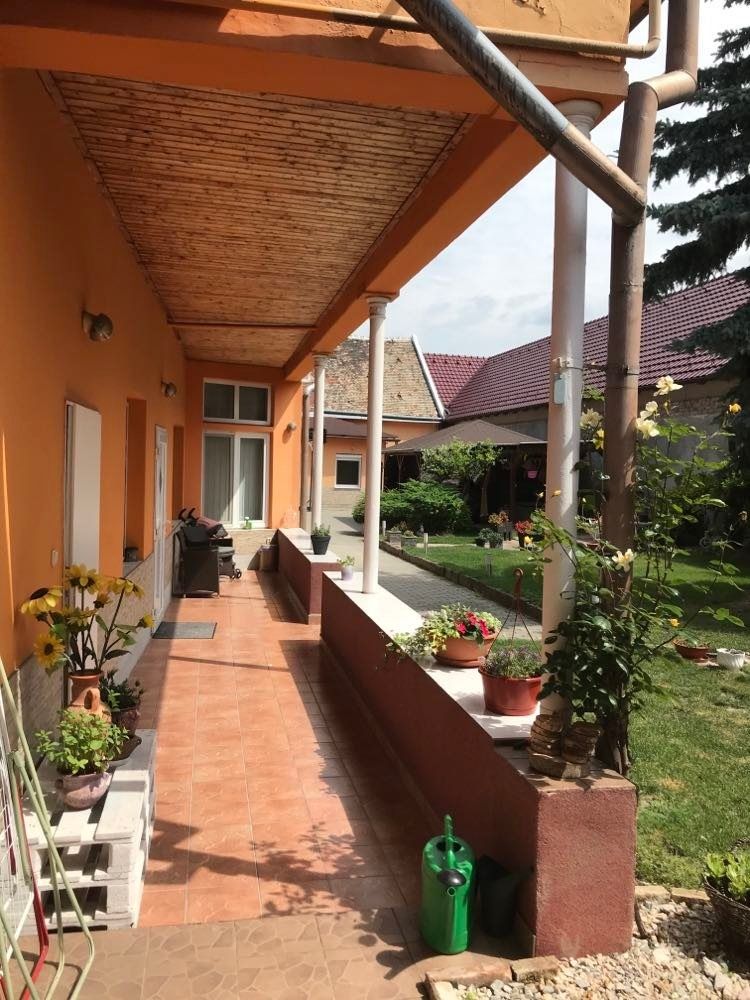 Predaj - 8 izbový rodinný dom pre viacčlennú rodinu vhodný aj pre podnikanie v Komárne – fotografia 4