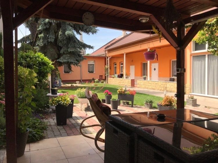 Predaj - 8 izbový rodinný dom pre viacčlennú rodinu vhodný aj pre podnikanie v Komárne – fotografia 5