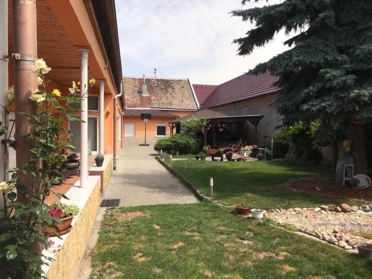Predaj - 8 izbový rodinný dom pre viacčlennú rodinu vhodný aj pre podnikanie v Komárne – fotografia 6