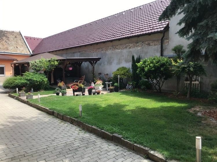 Predaj - 8 izbový rodinný dom pre viacčlennú rodinu vhodný aj pre podnikanie v Komárne – fotografia 7