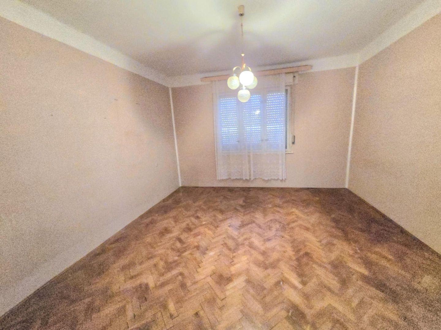 PREDAJ rodinný dom s letnou kuchyňou a garážou v obci Pastovce. – fotografia 2