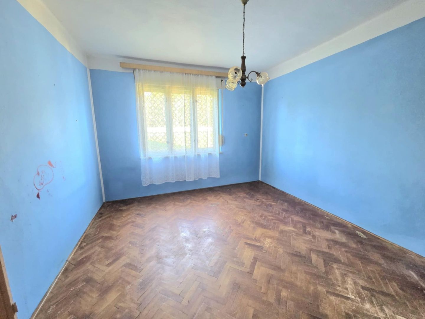 PREDAJ rodinný dom s letnou kuchyňou a garážou v obci Pastovce. – fotografia 3