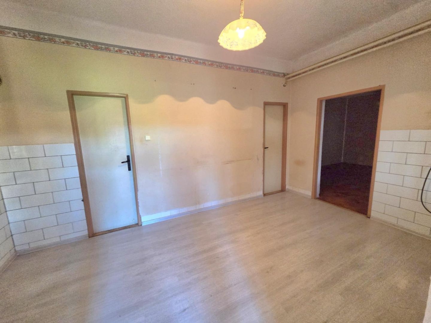 PREDAJ rodinný dom s letnou kuchyňou a garážou v obci Pastovce. – fotografia 4