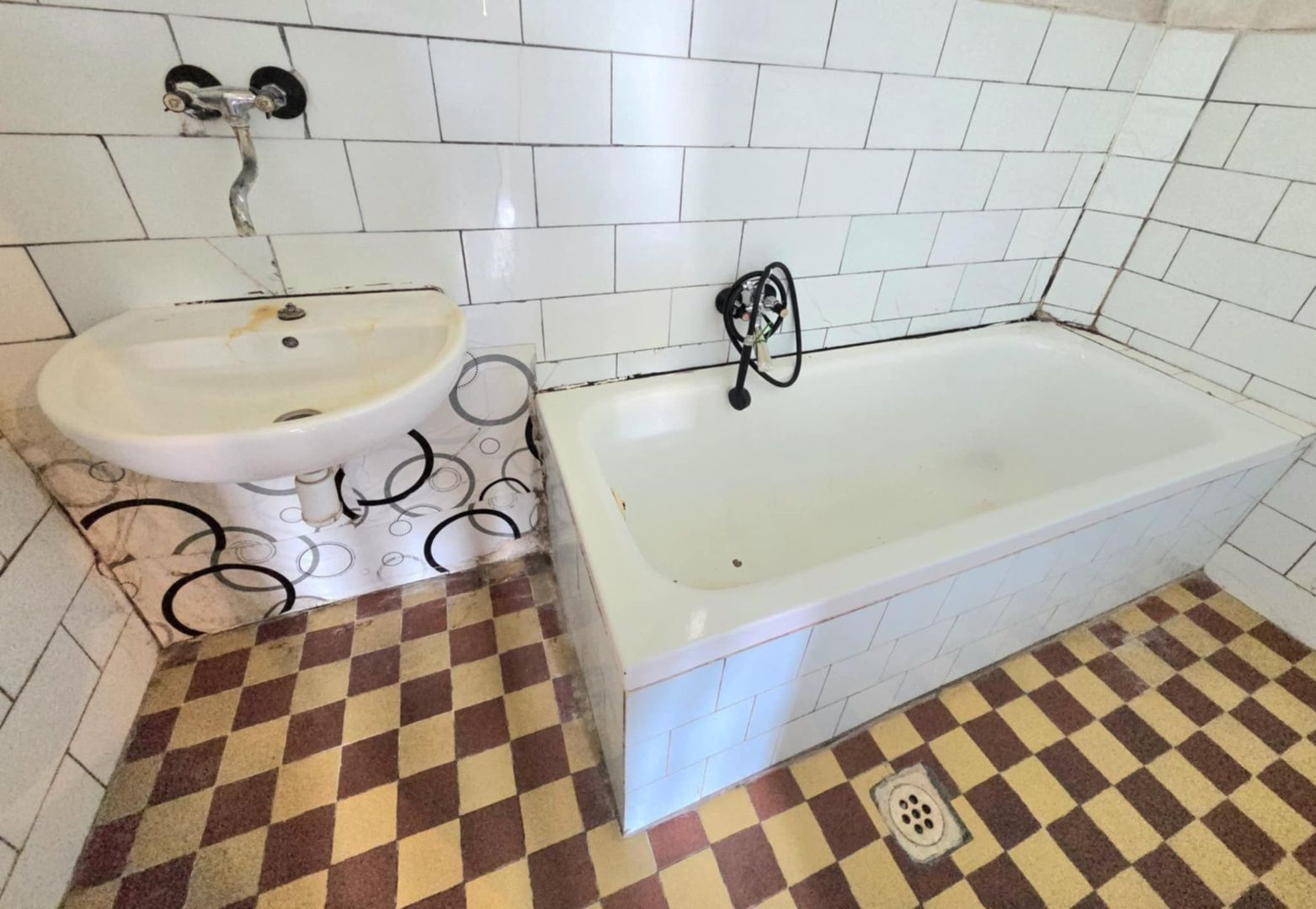 PREDAJ rodinný dom s letnou kuchyňou a garážou v obci Pastovce. – fotografia 7