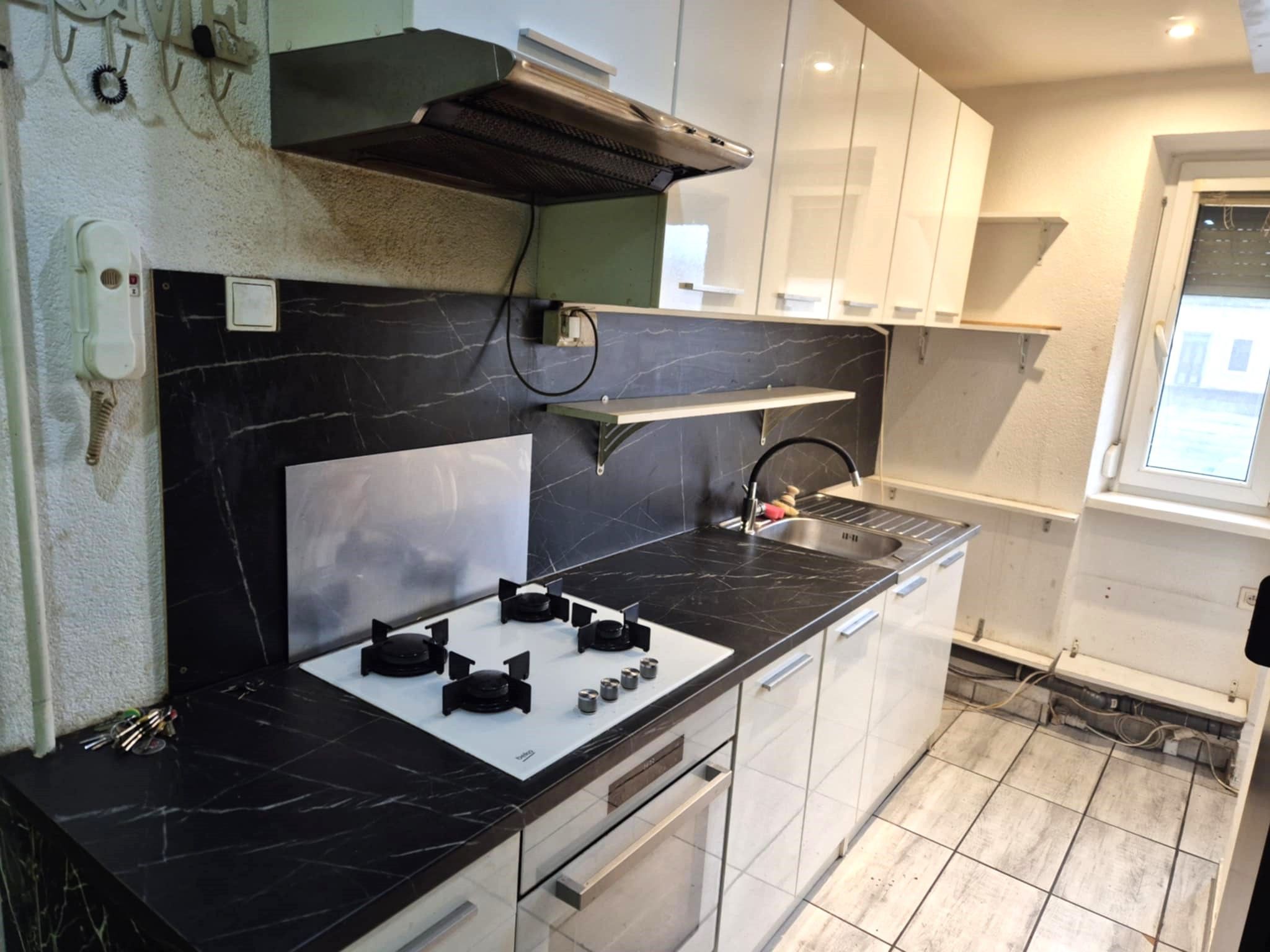 PREDAJ - 2 izbový tehlový byt prerobený na 3 izbový byt s vlastným kúrením v Komárne – fotografia 1